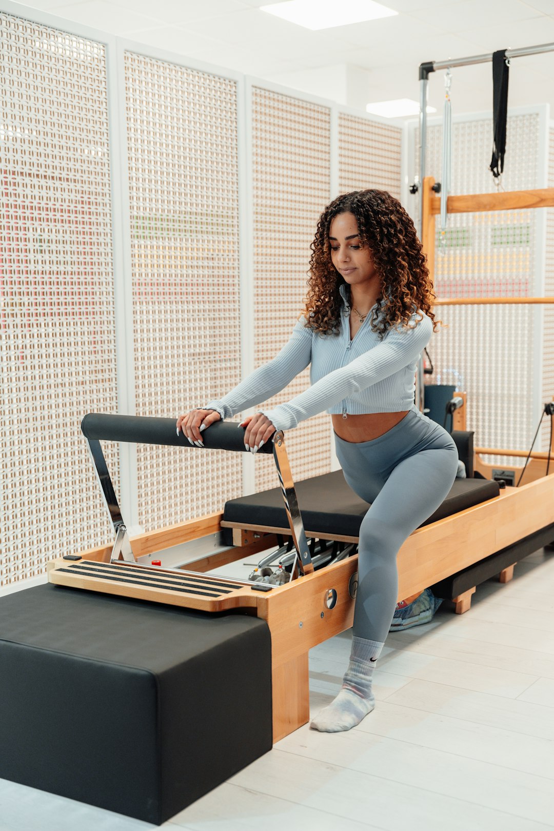 a-woman-is-doing-exercises-on-a-rowing-machine-dnx20-bdbom